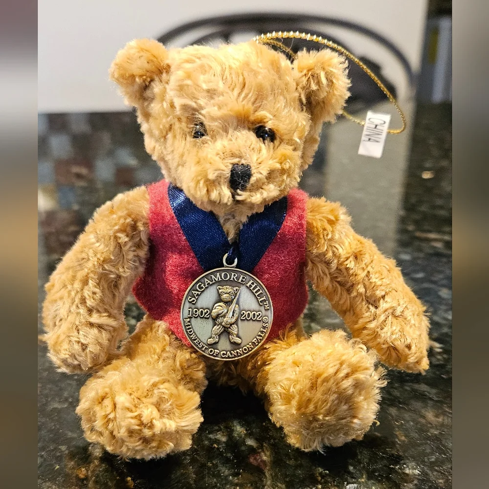 SAGAMORE HILL COMMEMORATIVE HOLIDAY BEAR ORNAMENT 2002 - Vintage